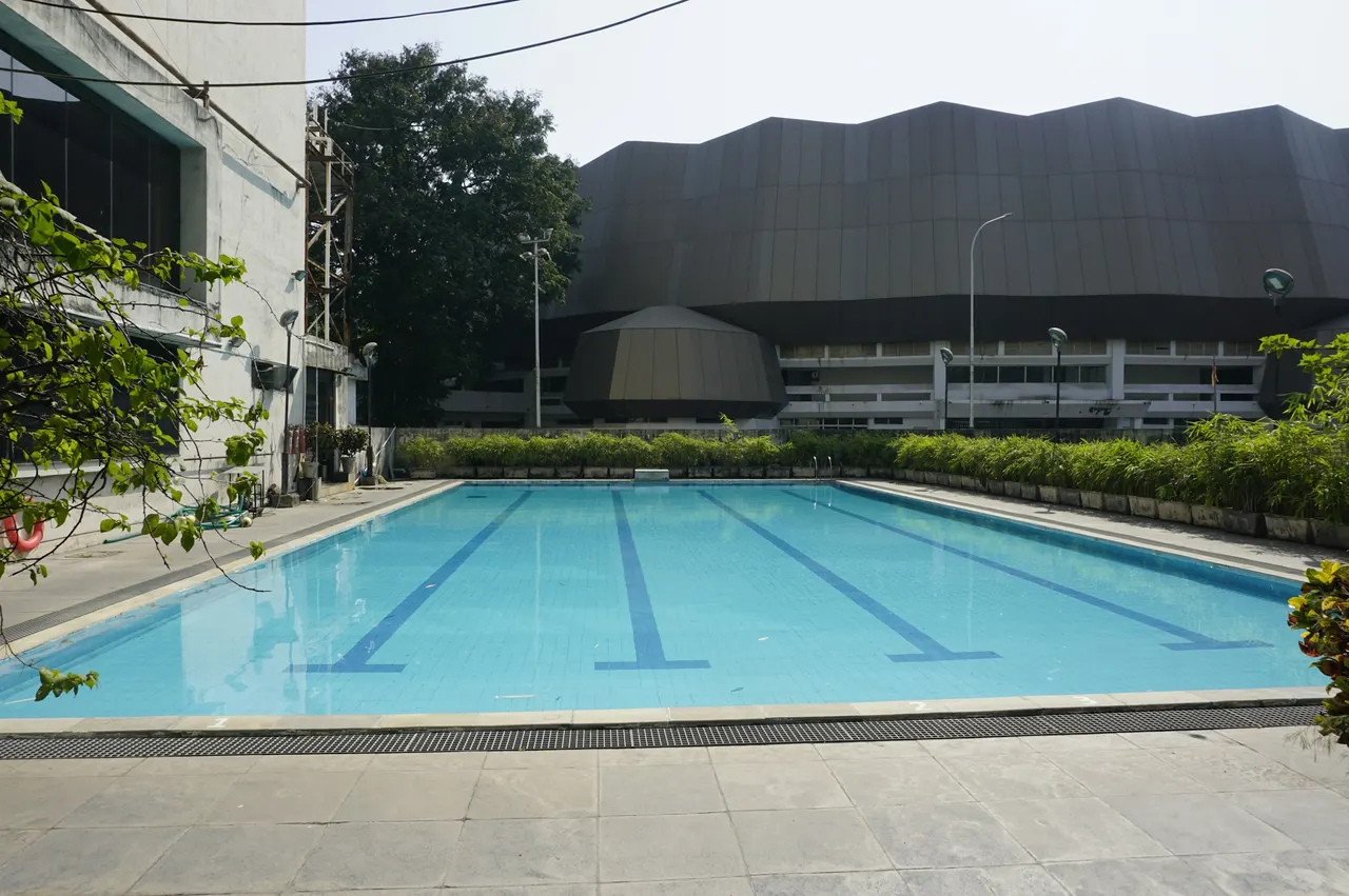 Leeres Freibad mit Bahnmarkierungen
