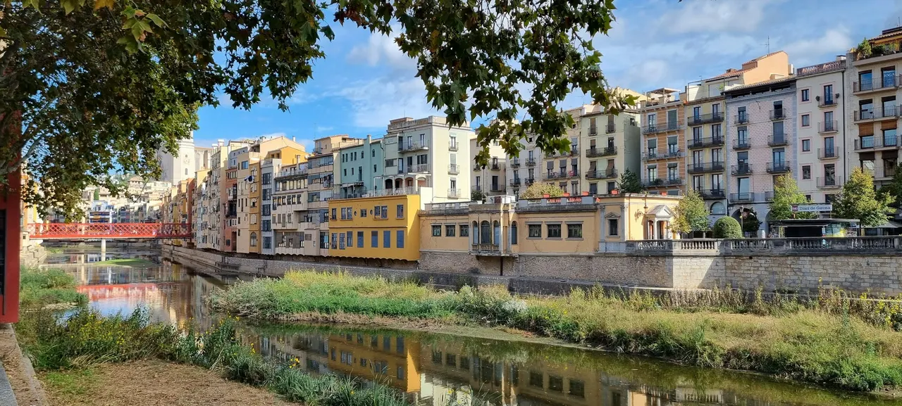 Bunte Häuser am Fluss Onyar in Girona