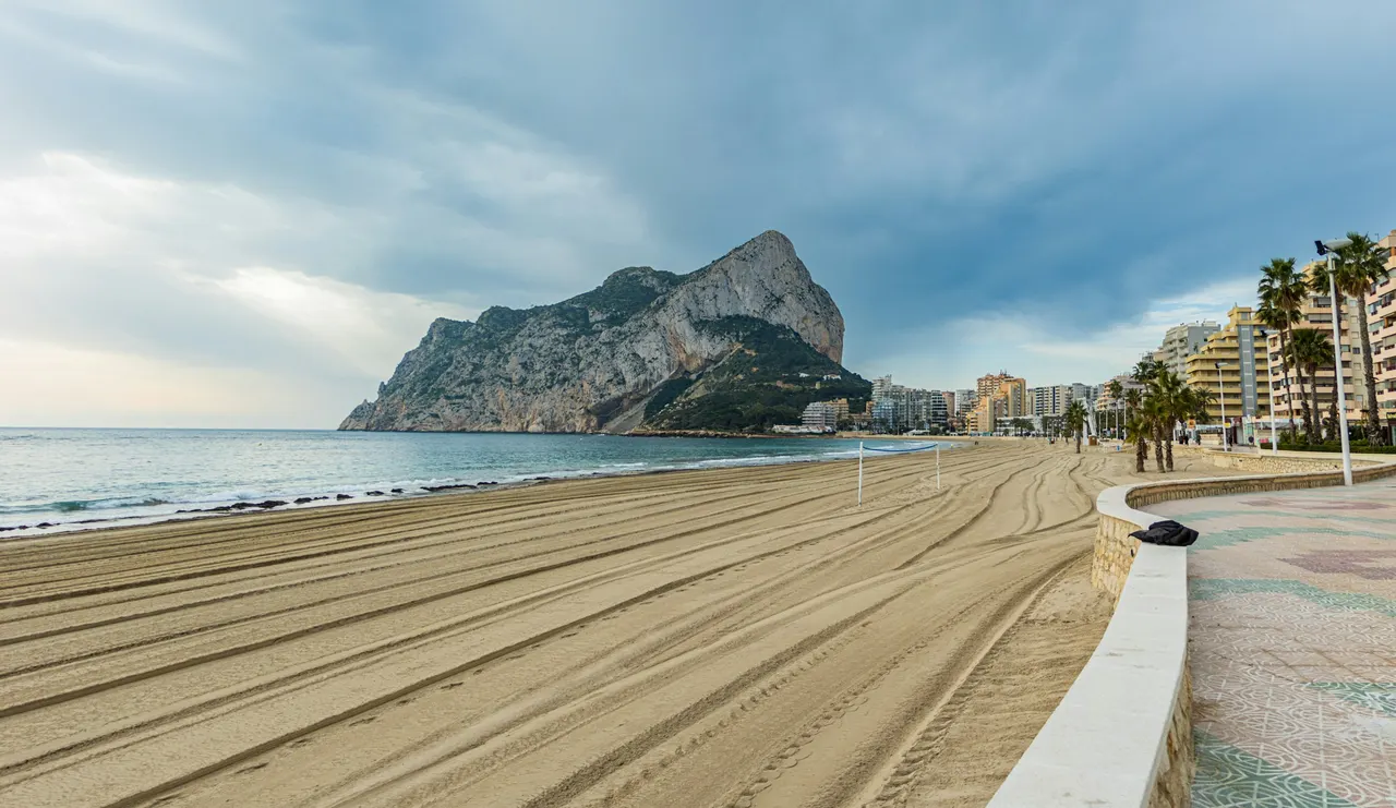 Strandpromenade von Calpe mit dem Peñón de Ifach