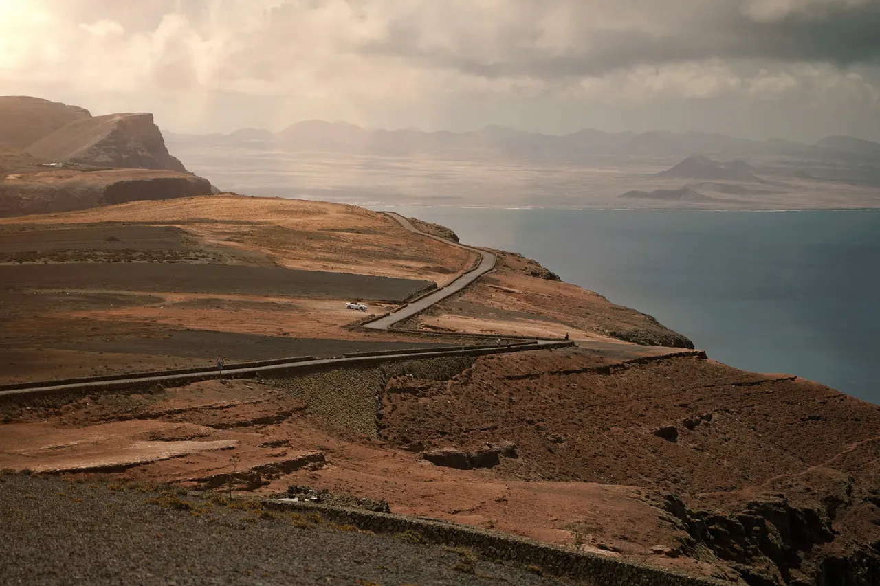 Kurvige Straße am Hang über dem Meer, Lanzarote