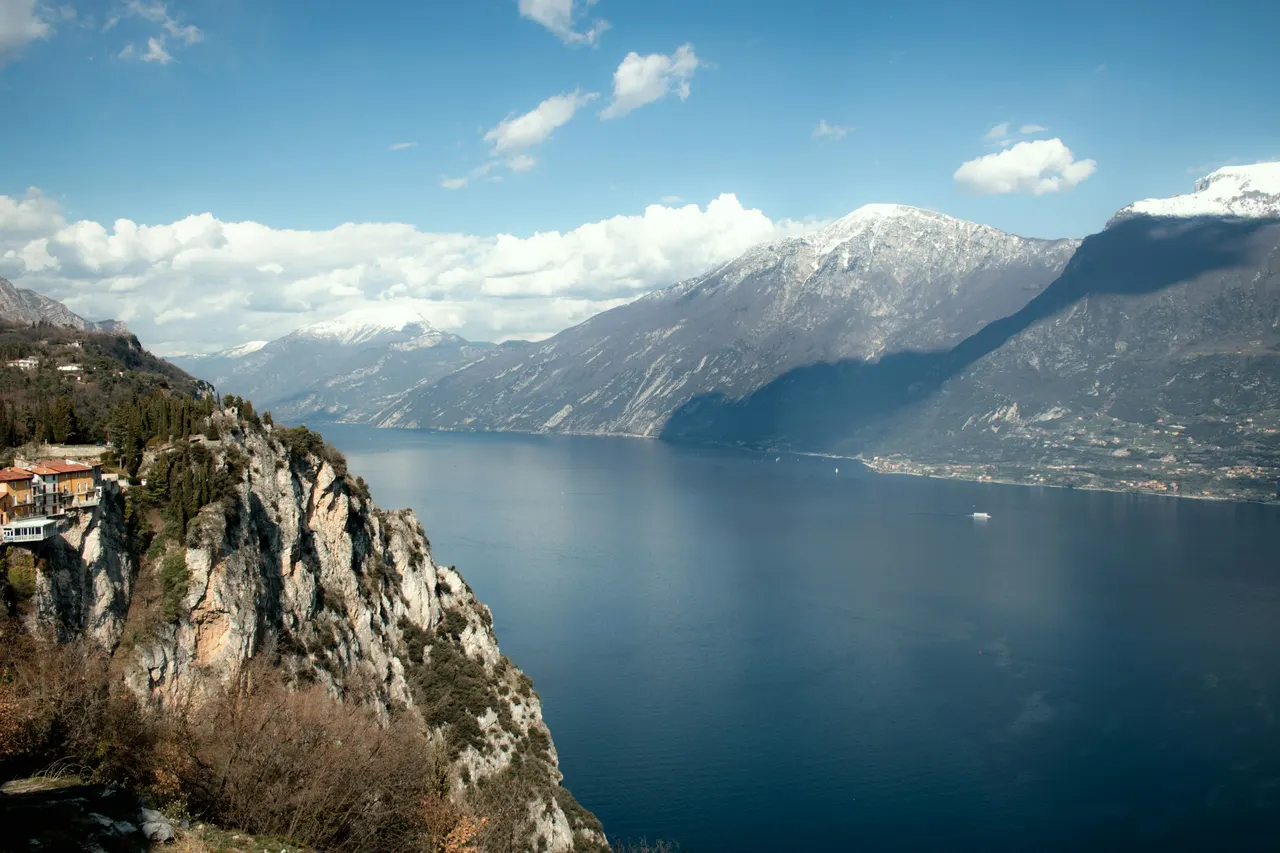 Blick über den Gardasee auf die Berge
