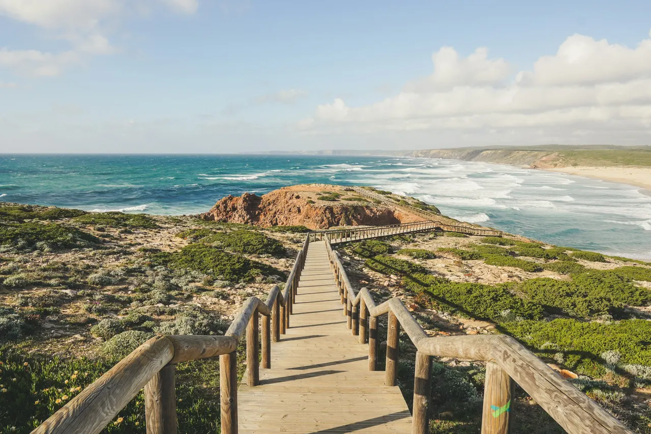 Holzsteg über die Dünen an der Algarve