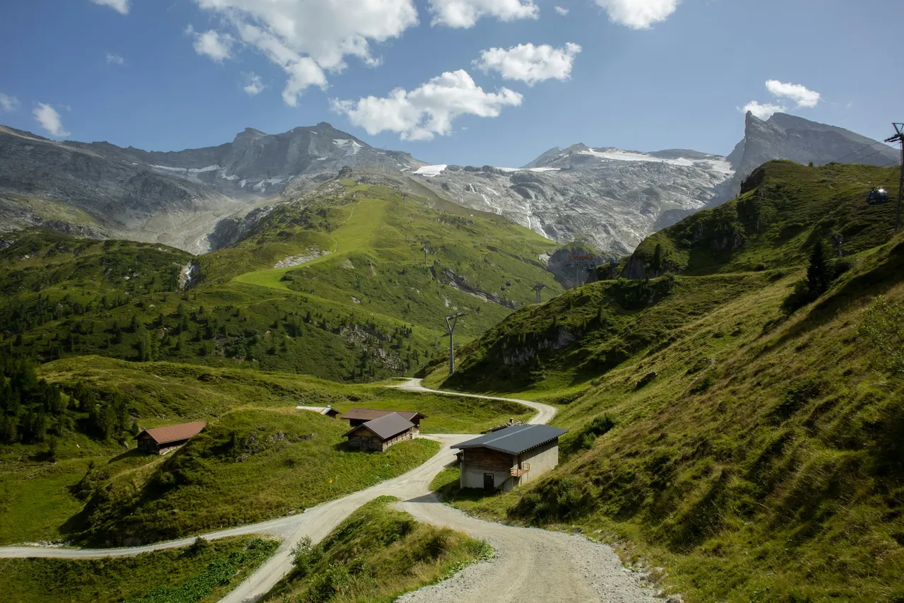 Bergstraße durch grüne Täler bei Hintertux, Tirol