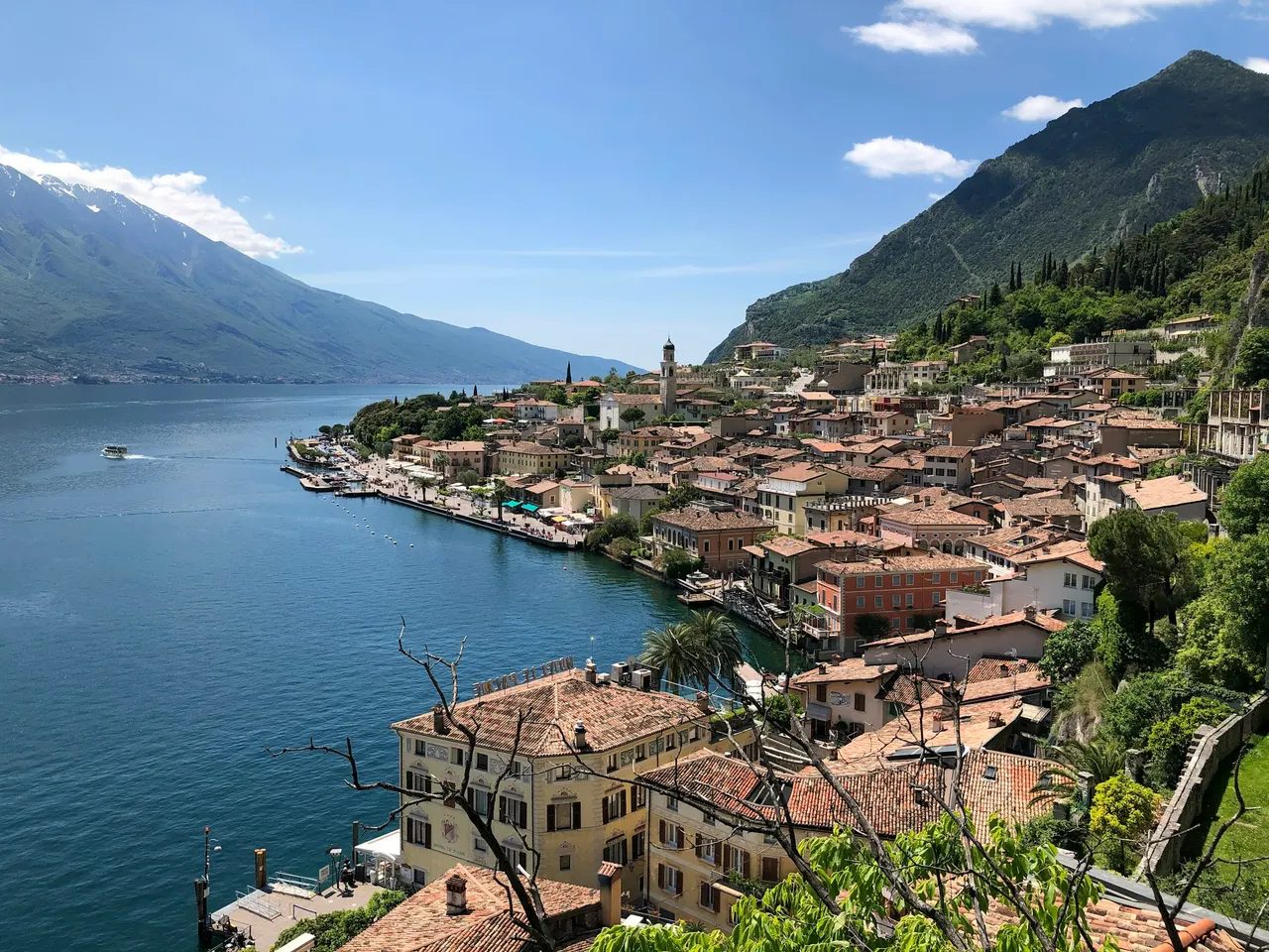 Limone sul Garda am Gardasee mit Bergen