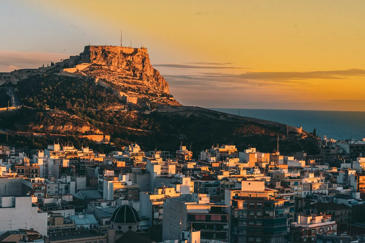 Ort unter einem Felsberg bei Alicante