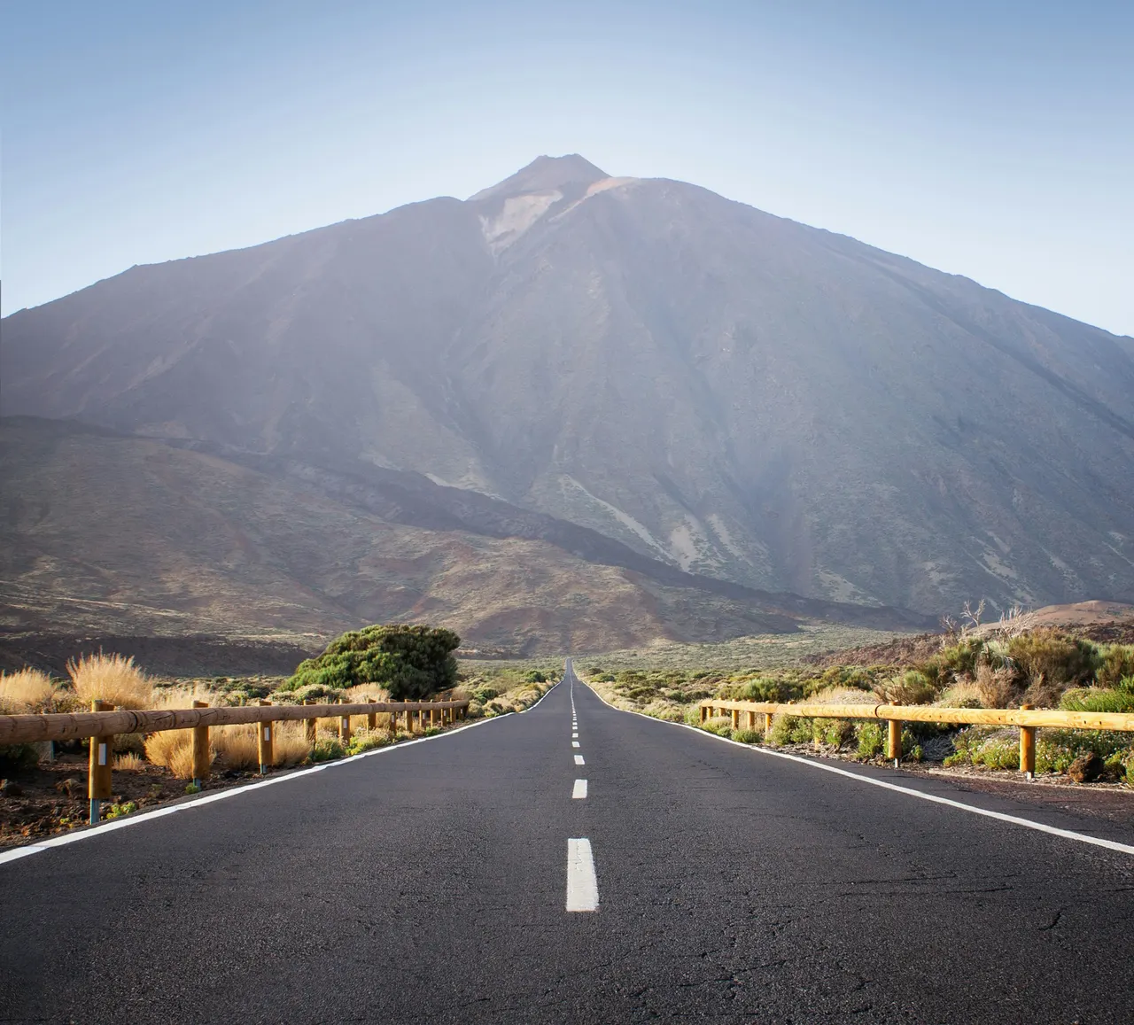 Leere Straße mit dem Teide im Hintergrund, Teneriffa