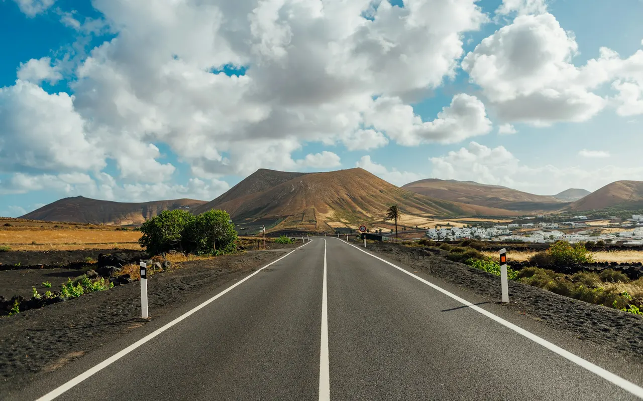 Straße zwischen Vulkanbergen auf Lanzarote