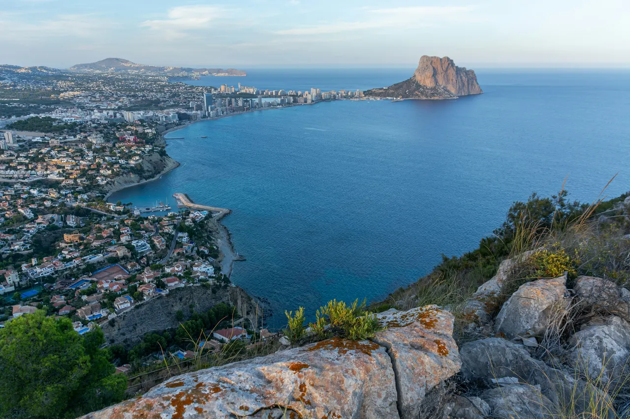 Calpe mit dem Peñón de Ifach an der Costa Blanca