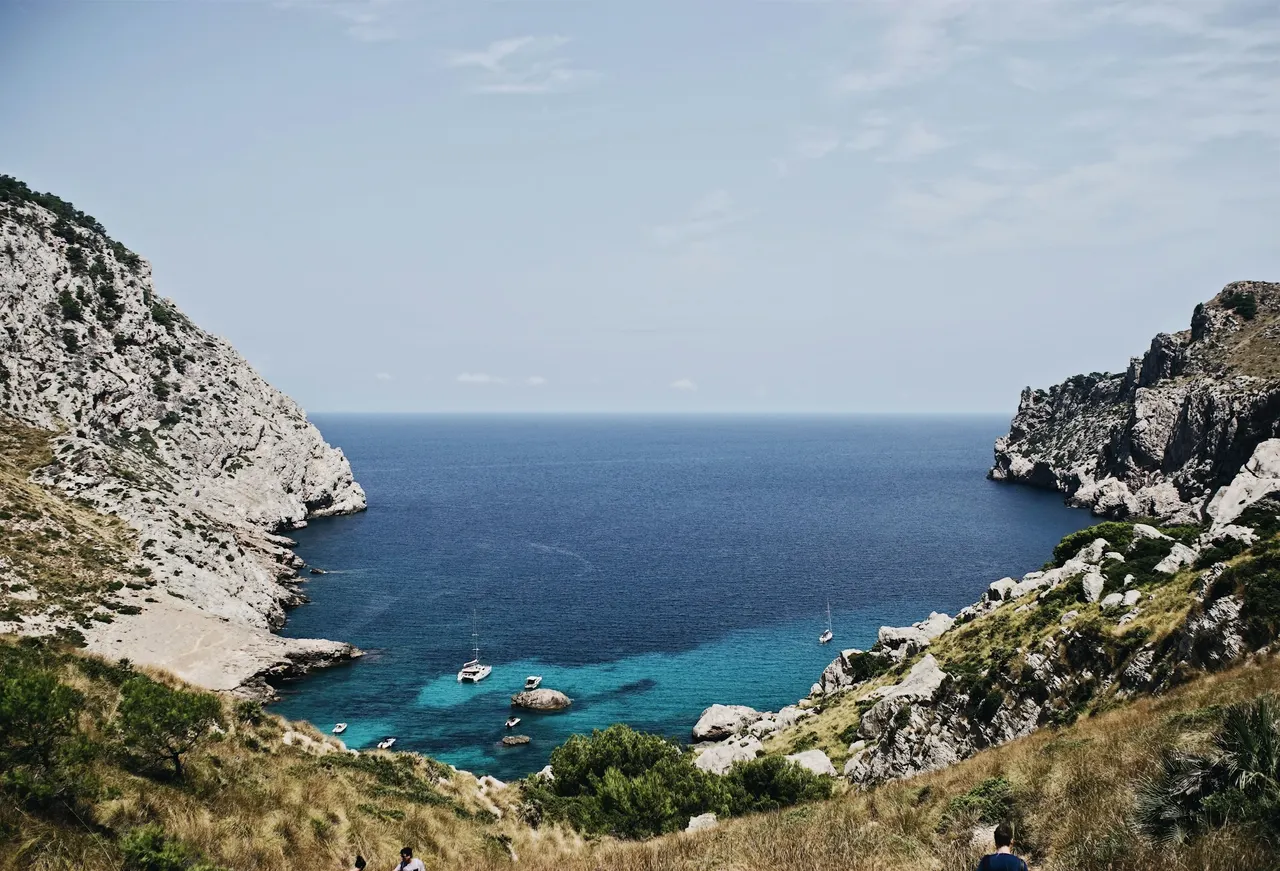 Felsbucht mit klarem Wasser auf Mallorca