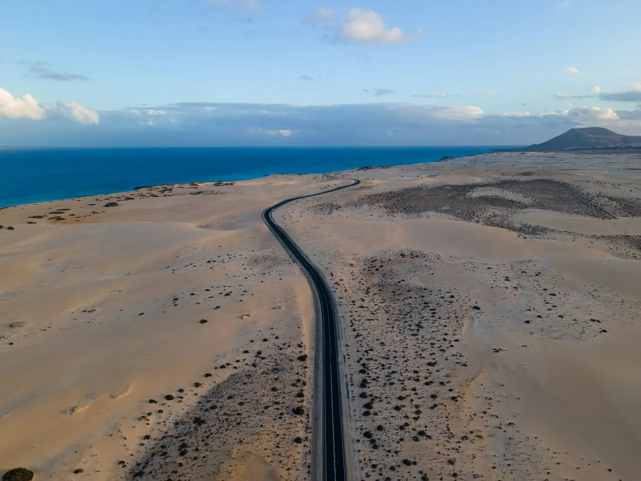 Küstenstraße durch die Dünen bei Corralejo, Fuerteventura