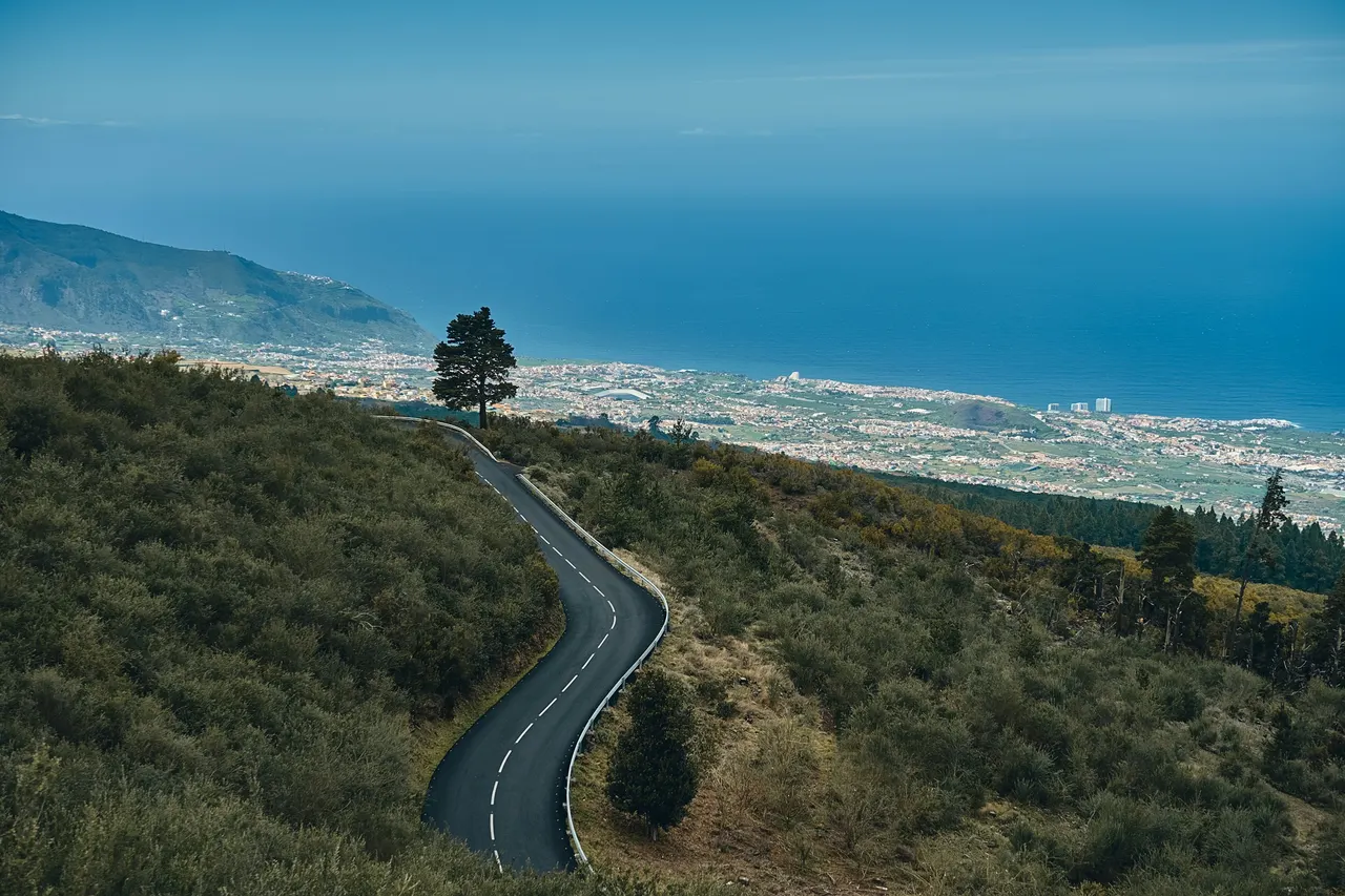 Kurvige Küstenstraße auf Teneriffa
