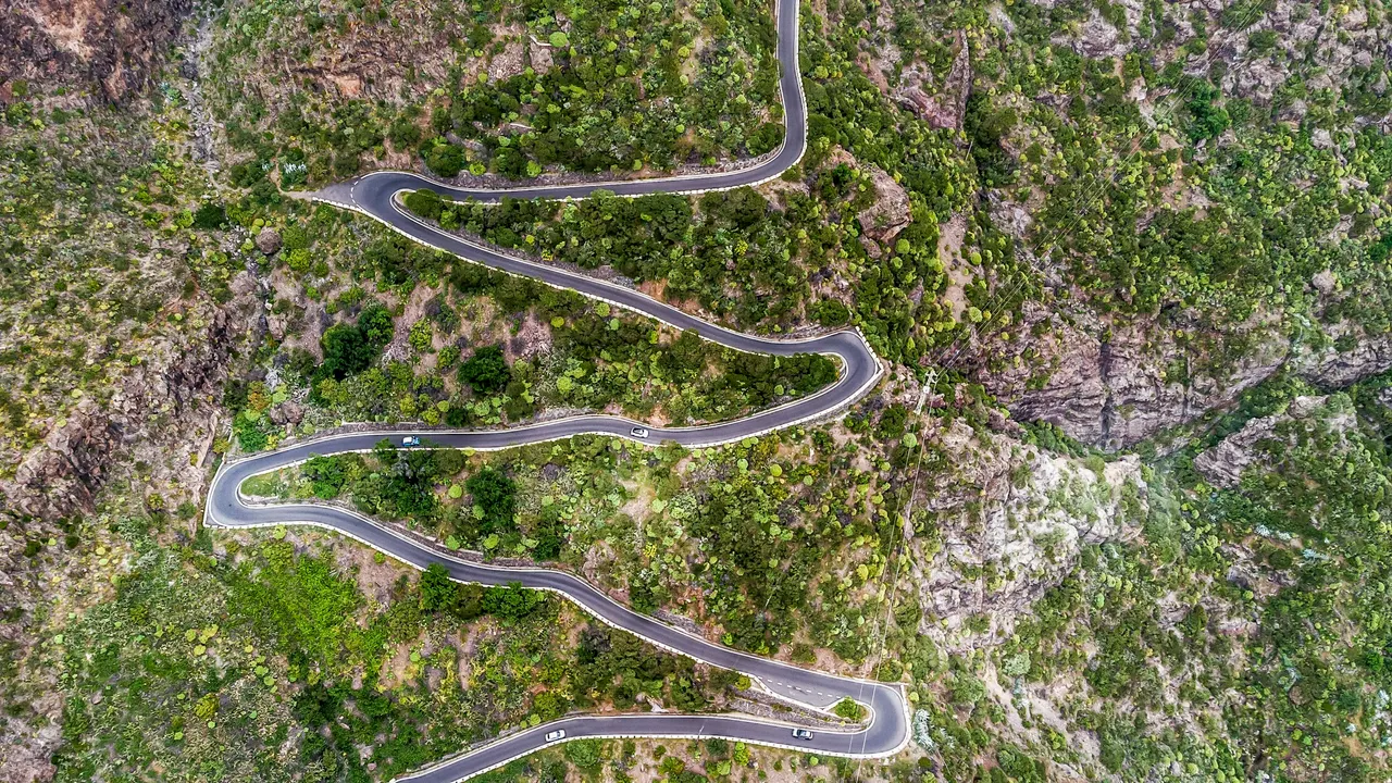Serpentinen bei Masca auf Teneriffa aus der Luft