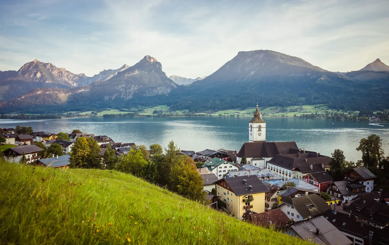 Ort am See vor Bergen im Salzkammergut