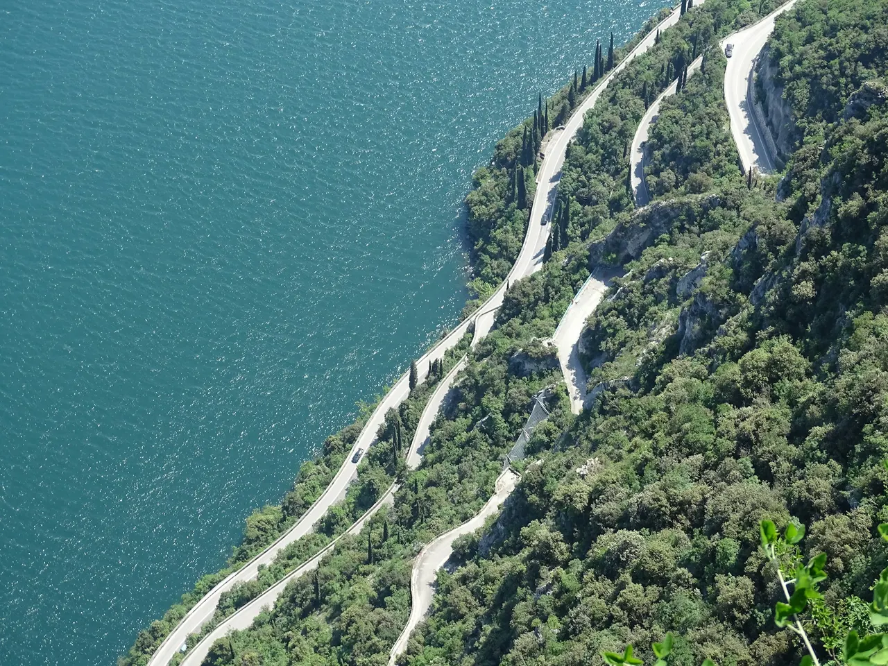 Serpentinen der Strada della Forra über dem Gardasee