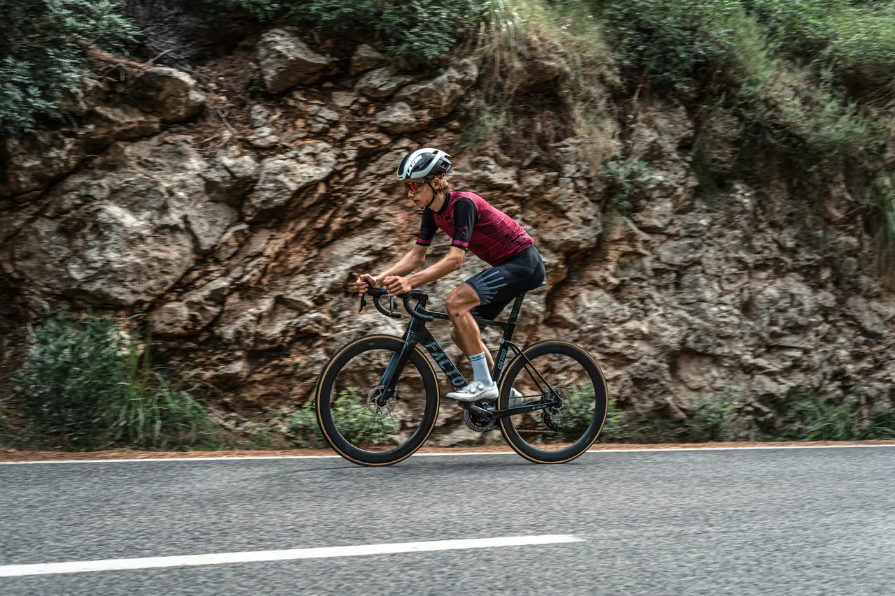 Rennradfahrer auf einer Bergstraße bei Caimari, Mallorca