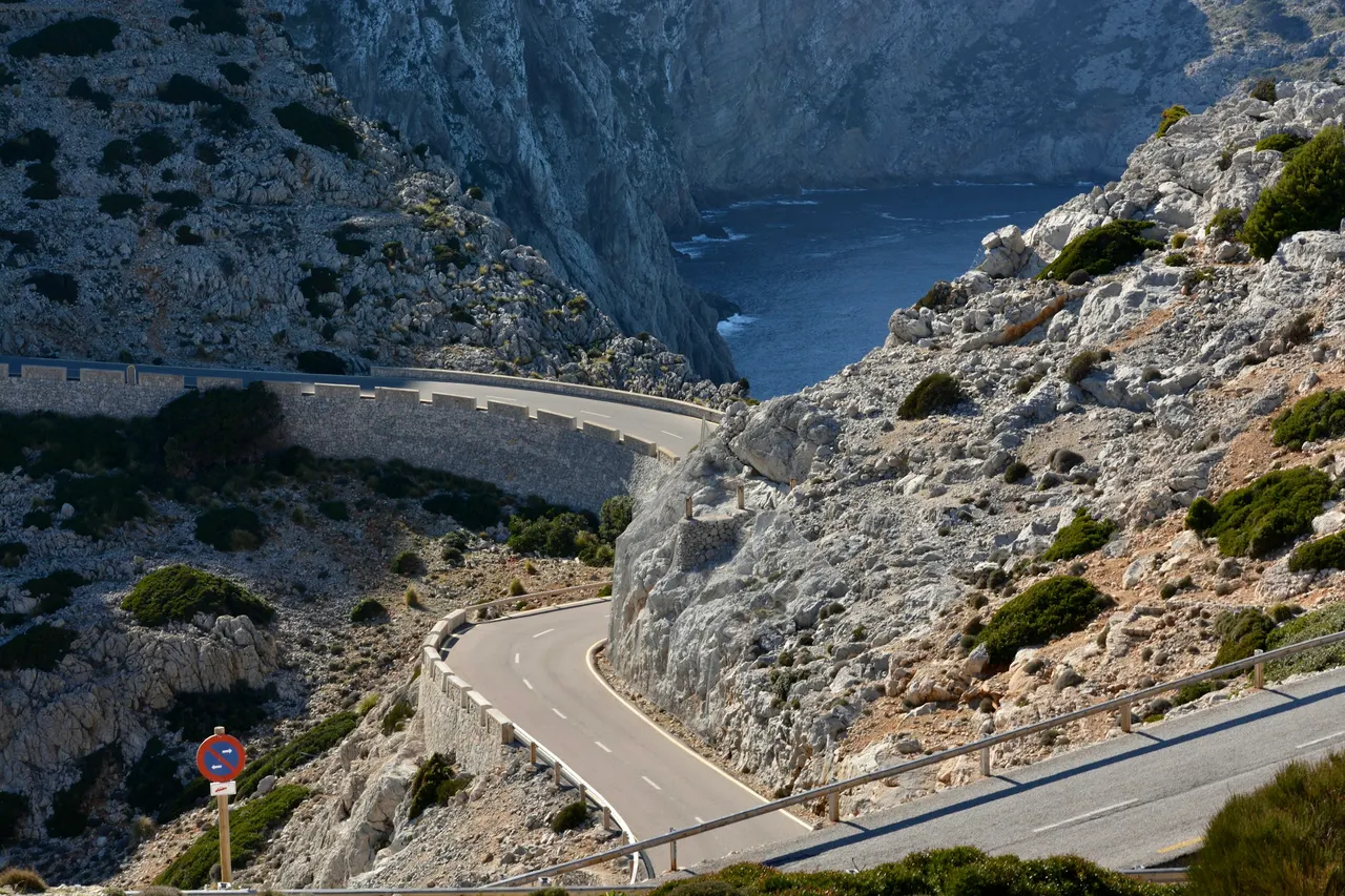 Serpentinenstraße an Felswänden auf Mallorca