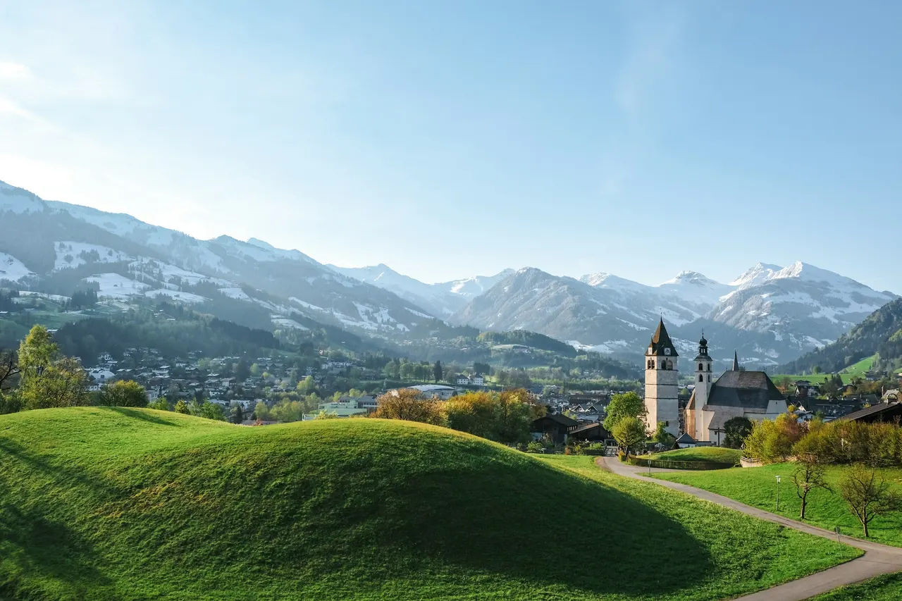 Grüne Hügel und Kirche bei Kitzbühel, Tirol
